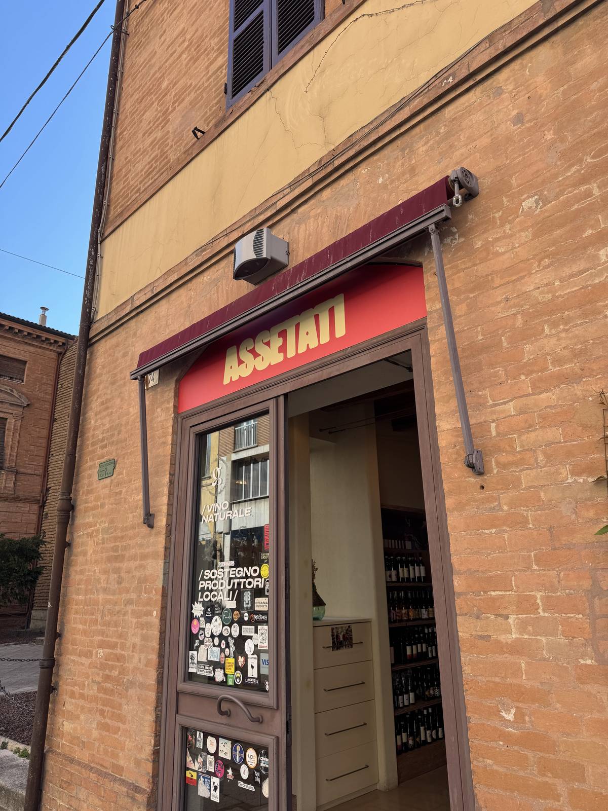 L'ingresso della drogheria con l'insegna Assetati