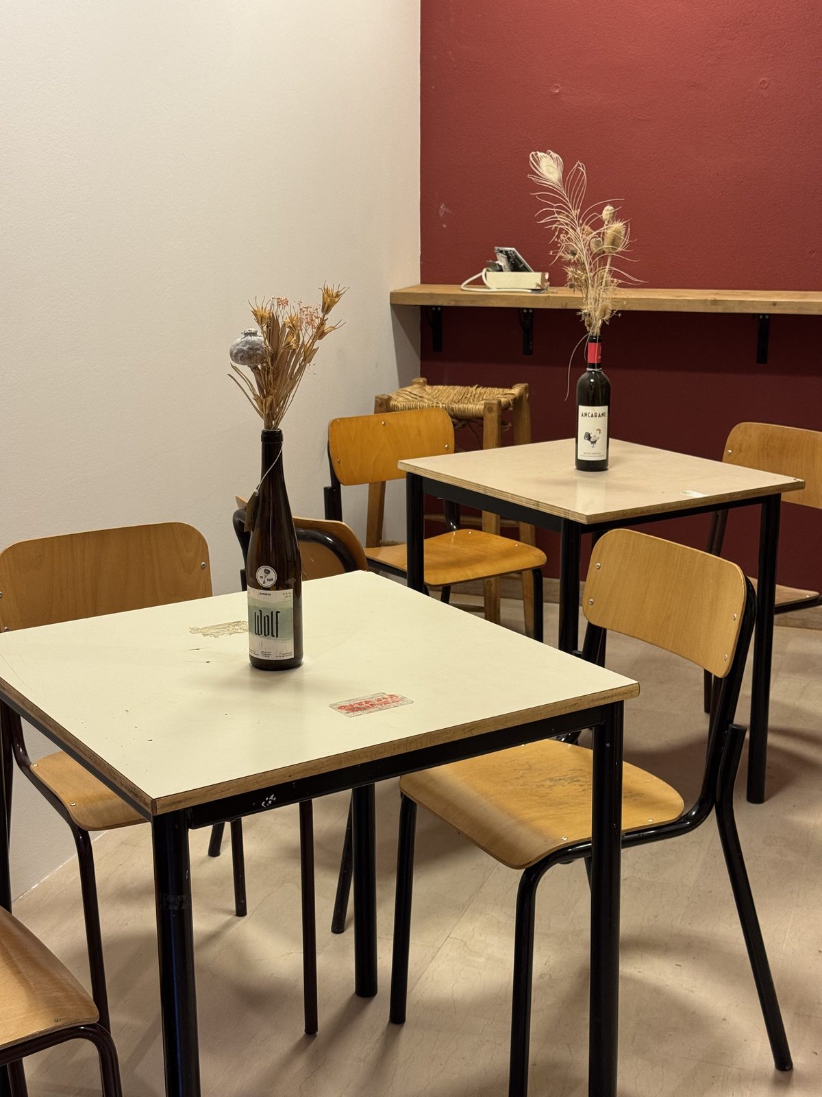 I tavolini con una bottiglia e i fiori secchi