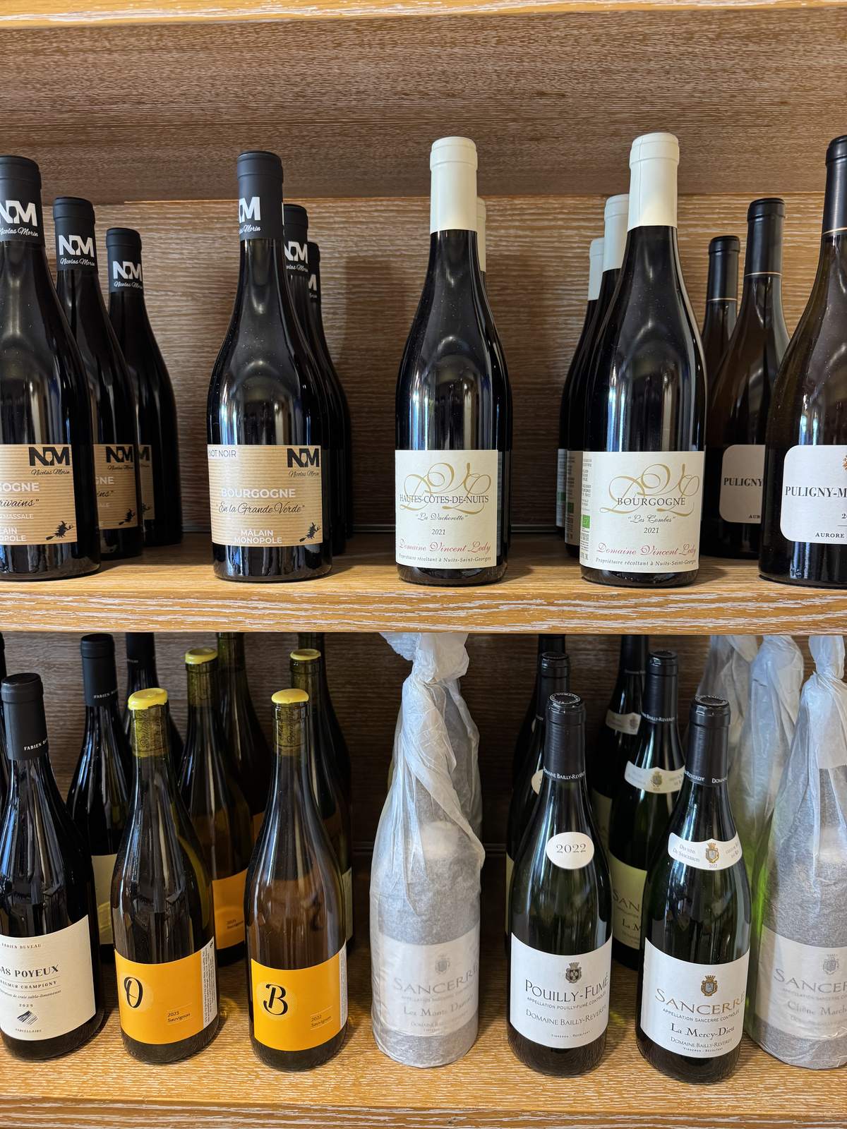 Scaffale con i vini bianchi